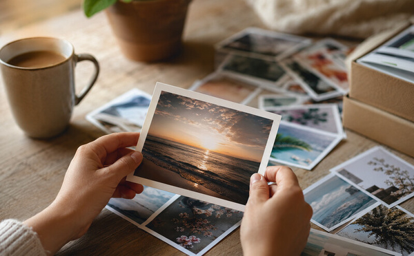 Tenir une photo entre ses mains : le luxe qu'aucune appli ne remplace