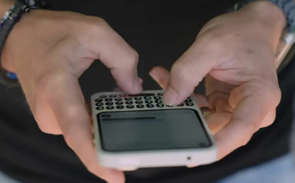 Clicks : le nouveau smartphone qui ressuscite l'esprit BlackBerry