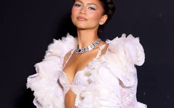 Zendaya sublime la tournée de The Odyssey avec une série de looks inspirés de la Grèce antique