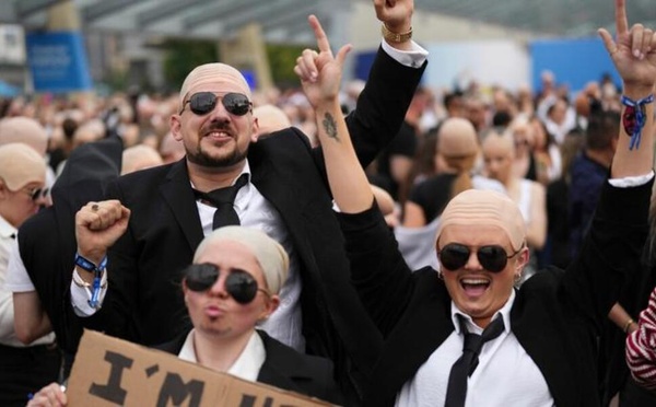Pitbull transforme Londres en réunion de faux chauves et décroche un record improbable