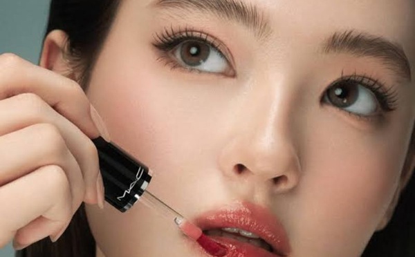 « Glass lips » : la tendance beauté qui fait briller les lèvres tout l’été