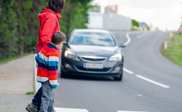 Pourquoi certaines personnes remercient toujours les automobilistes au passage piéton, selon la psychologie
