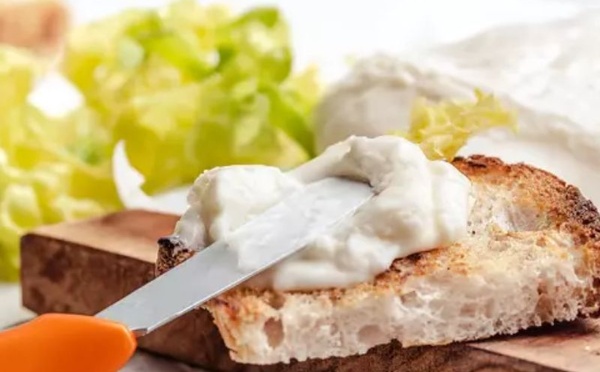Moins gras que la mozzarella, ce fromage italien séduit par sa légèreté et ses bienfaits nutritionnels