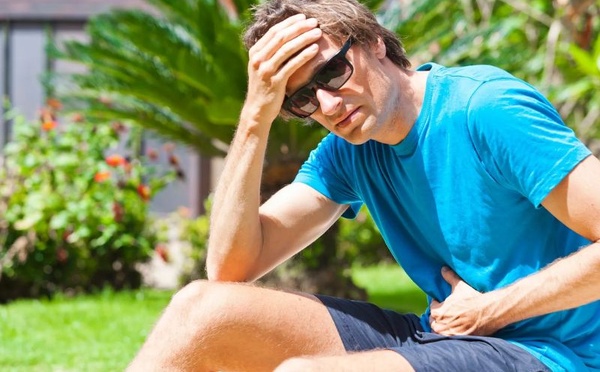 Comment éviter les problèmes gastriques en vacances : les bons réflexes pour voyager l’esprit tranquille