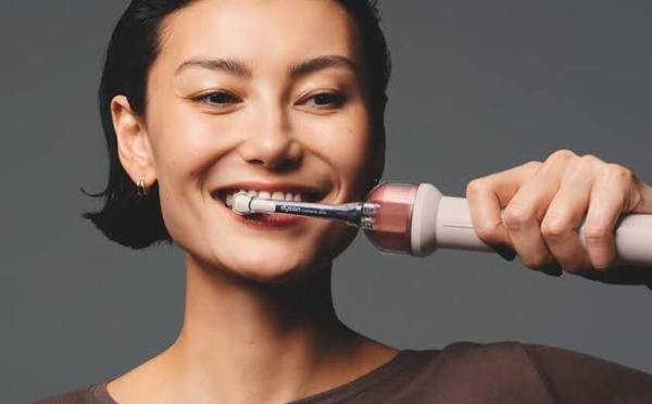 La nouvelle brosse à dents de Dyson filme vos dents pendant le brossage