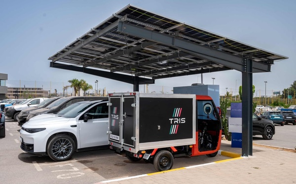 ​Mobilité verte : à Bouskoura, Stellantis teste une station solaire autonome pensée au Maroc