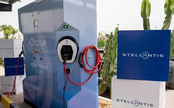 ​À Bouskoura, Stellantis teste une station solaire autonome pour recharger sans réseau électrique