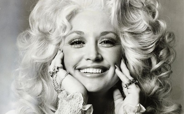 Dolly Parton : comment une icône de la country est devenue un phénomène culturel mondial