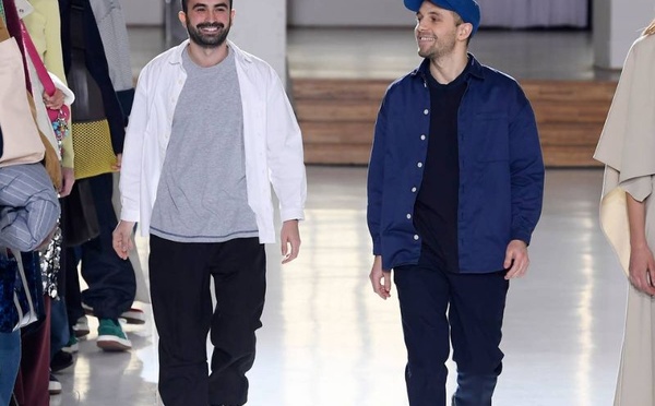 Moschino ouvre une nouvelle ère : ce que l’arrivée de Simone Rizzo et Loris Messina change pour la maison italienne.