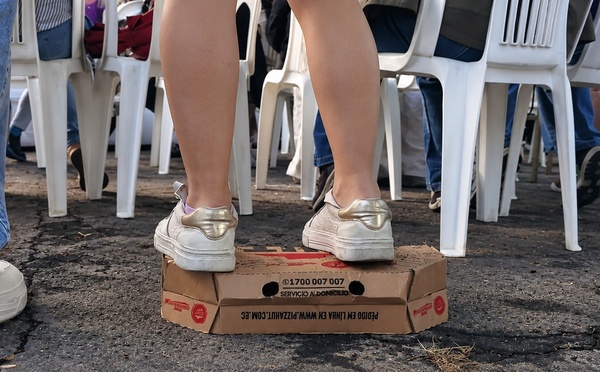 Trop petit pour voir la scène au concert ? Pizza Hut a trouvé la solution