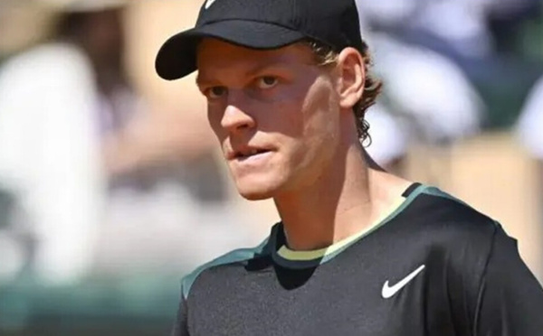 Jannik Sinner met fin à sa saison 2026 en raison d’une blessure au genou