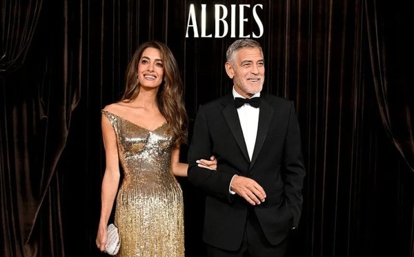 Amal Clooney fait briller Gucci avec une robe dorée spectaculaire aux Albies Awards