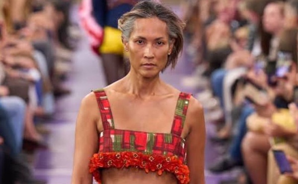 Wanmai Bergman : à 43 ans, elle réalise son rêve sur le podium de Miu Miu