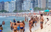 Malgré la pandémie, les plages au Brésil ne désemplissent pas