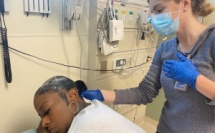 Une Américaine se coiffe avec de la colle extra-forte 