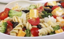 Salade de torti, brocoli, olives noires et comté au jus de betterave