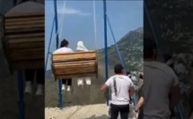 Deux femmes chutent d'une balançoire et tombent d'une falaise