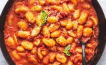 Gnocchi de pommes de terre avec une sauce tomates