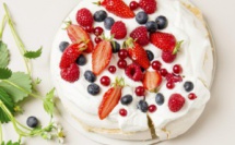 Pavlova fraises, framboises, myrtilles