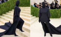 Kim Kardashian surprend ses internautes avec son look flippant 