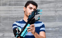 A l'âge de 22ans , il fabrique des prothèses de bras en Légo