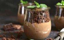 Mousse au chocolat couronnée de brownies