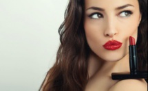 Astuces : Comment tenir son rouge à lèvres toute la journée ?