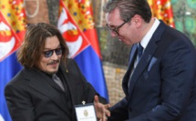 Johnny Depp reçoit la médaille du mérite en Serbie