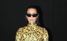Kim Kardashian entièrement recouverte de scotch à la Fashion Week de Paris