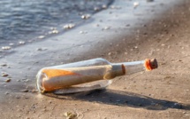 Angleterre : une bouteille avec des lettres d'amour retrouvée 50 ans après