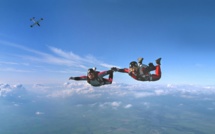 Une parachutiste survit miraculeusement à une chute au sol à 200 km/h