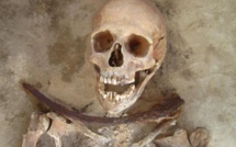 Des archéologues déterrent un squelette de "vampire”