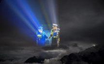 Un artiste suisse projette l'image de la reine Elizabeth II et du prince Philip dans le ciel