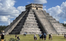 Une touriste escalade illégalement une pyramide maya, au Mexique
