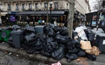 Paris : grève d'éboueurs, les poubelles occupent les rues 