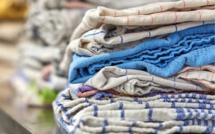 Torchons de cuisine sales, jaunis, gras : comment les nettoyer efficacement ?