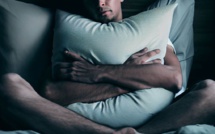 Est-il normal de dormir avec un oreiller entre les genoux ?