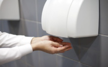 Sèche-mains électriques : un nid à microbes ? 