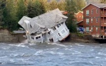 Alaska : Une habitation avalée par les eaux lors d'une inondation 