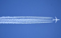 Les traînées blanches des avions : complices du changement climatique 