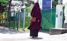 La mission française au Maroc suit la France en interdisant le voile et l’abaya aux élèves 