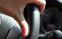Le mythe de la femme au volant : entre rires et réalités