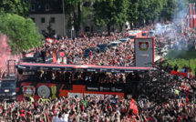 Allemagne : accueil triomphal pour les joueurs de Leverkusen, après le doublé Coupe/Championnat
