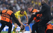 Finale de la C1 : trois personnes inculpées pour avoir envahi le terrain