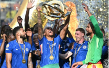 Chelsea soulève une copie du trophée : l’original resterait chez Donald Trump