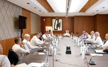 La majorité gouvernementale réagit aux protestations de la jeunesse