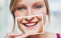 Bicarbonate de soude pour blanchir les dents : efficacité et précautions