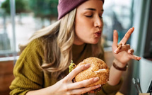 La « règle des trois bouchées » : la nouvelle lubie minceur qui fait débat sur TikTok