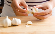 Faut-il vraiment éplucher l’ail ? La petite astuce qui change tout !