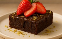 Brownie healthy au chocolat noir, fraises et touche orientale façon « kunefe »